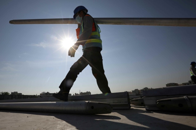 Ilustrasi pekerja bangunan di sebuah proyek rumah sakit. Foto: Muhammad Hamed/Reuters