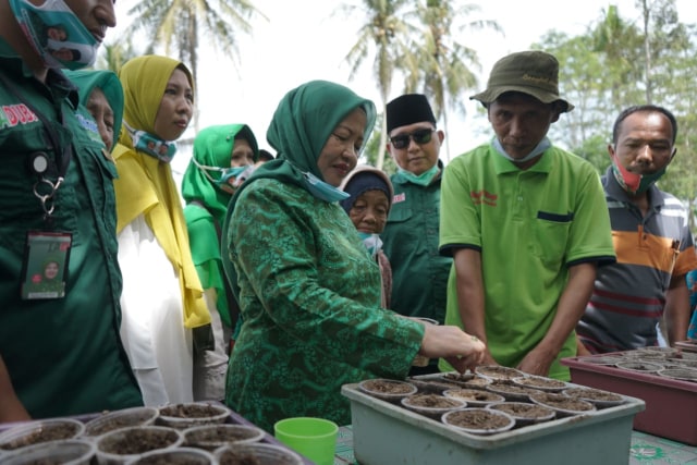 Lathifah (tengah). Foto: Tim Ladub