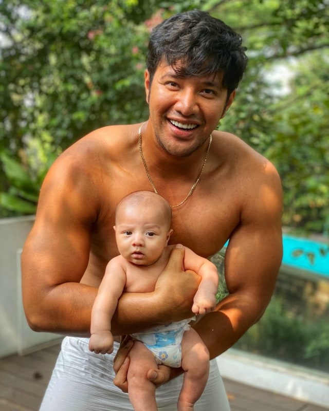 Ammar Zoni menjemur bayinya, Air Rumi Akbar Foto: Instagram @irishbella