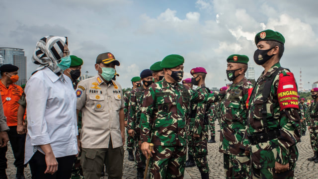 Pangdam Jaya/Jayakarta Mayjen TNI Dudung Abdurachman saat meninjau apel gelar pasukan pengamanan Pilkada serentak dan antisipasi banjir di Lapangan Monas, Jakarta, Jumat (20/11).  Foto: Aprillio Akbar/ANTARA FOTO