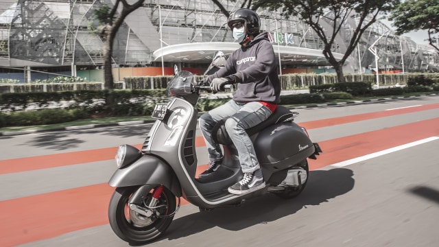 Mencoba Vespa Sei Giorni II Edition  di jalanan Jakarta. Foto: PID