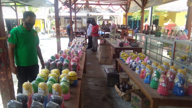 Wisata Edukasi Gerabah di Desa Rendeng Kecamatan Malo Kabupaten Bojonegoro, Jumatyang sepi pengunjung.  (20/11/2020)