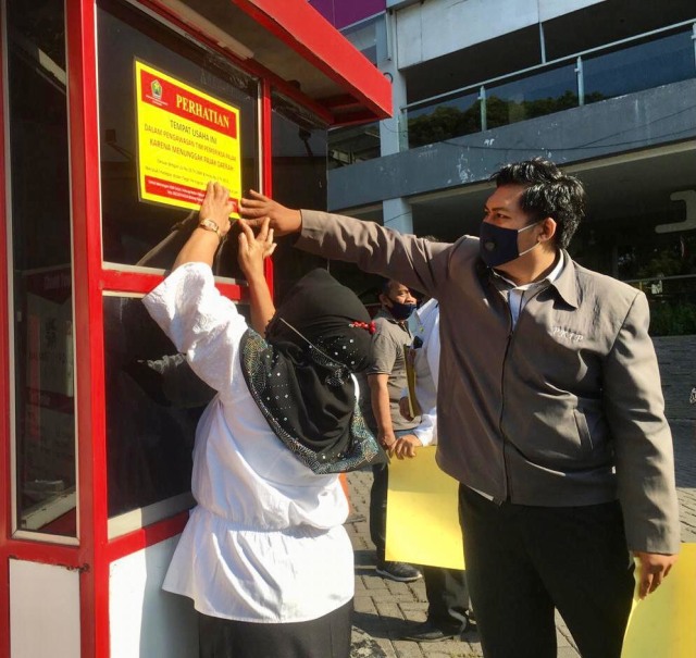 Tim Bapenda Kota Malang melakukan pemasangan stiker dan segel peringatan kepada WP Pajak Hotel, Resto, Parkir dan Air Tanah. Foto: dok