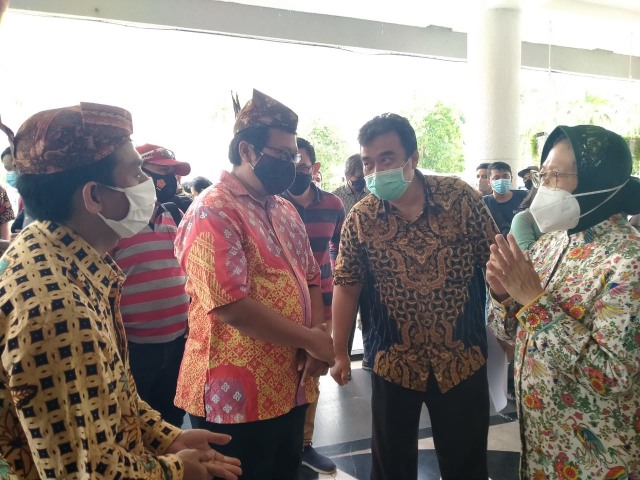 Penyerahan bantuan Komunitas Averroes yang bekerjasama dengan PT HM Sampoerna Tbk. Foto: dok