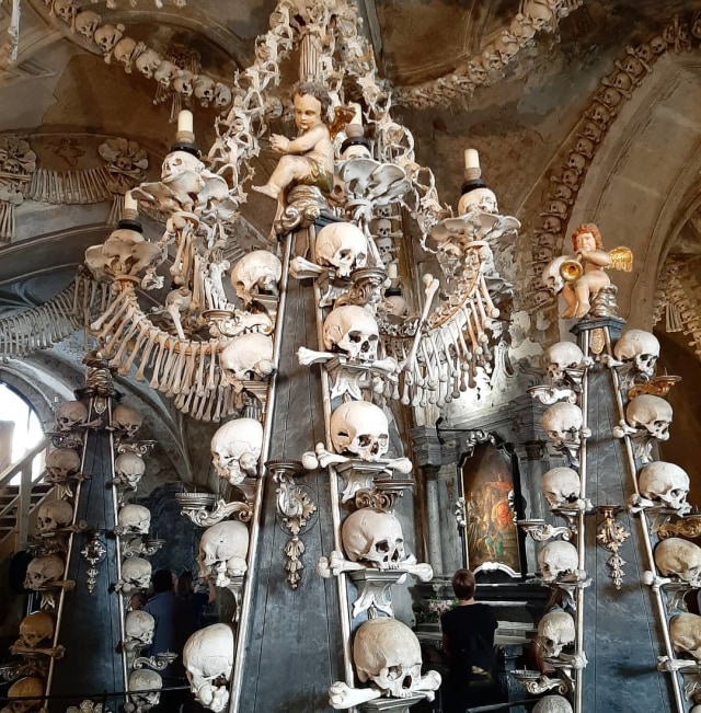 Hiasan kerangka manusia yang artistik di Sedlec Ossuary (Foto Dok. Pribadi)
