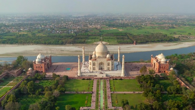 Kemegahan Taj Mahal yang berdiri kokoh di tanah India dilihat dari atas Foto. dok: Wikimedia