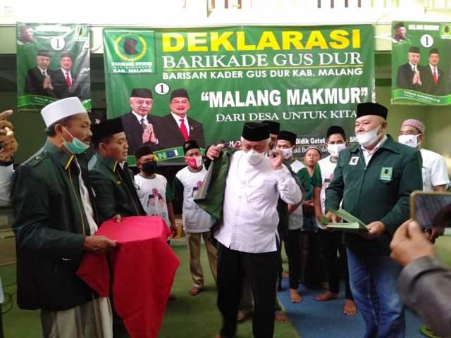 Sanusi (tengah). Foto: Sanusi Center