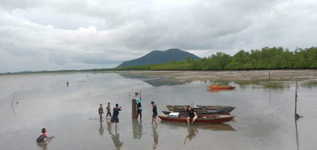 Aktivitas warga mencari kerang yang disebut Menungkah. Foto: Milyawati/kepripedia.com