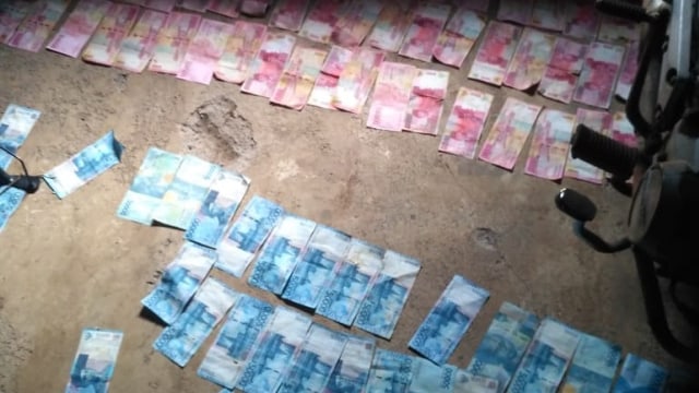 Uang puluhan juta ditemukan di saluran irigasi di Semarang. Foto: Dok. Istimewa