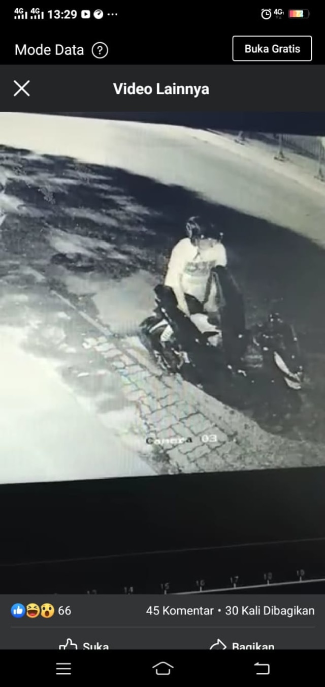 Tangkapan layar kamera CCTV di lokasi kejadian pencurian tanaman hias, di Jalan S Supriadi, Kecamatan Sukun, Kota Malang. Foto: Istimewa