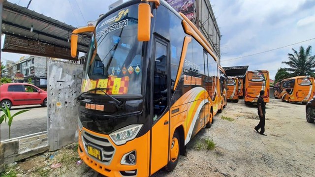 BUS milik Welfa Hendra, kondektur bus pariwisata menjelma menjadi pengusaha bus dengan omzet Rp 700 juta per bulan.  