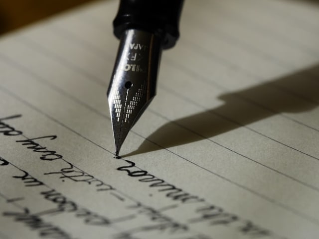 Ilustrasi menulis pantun. foto:Unsplash