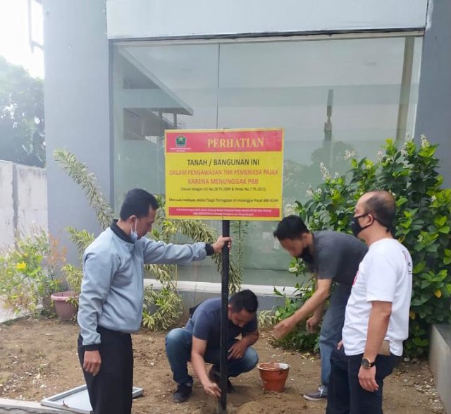 Penindakan berupa pemasangan stiker, segel, serta patok kembali gencar dilakukan Tim Bapenda Kota Malang sepekan terakhir. Foto: dok