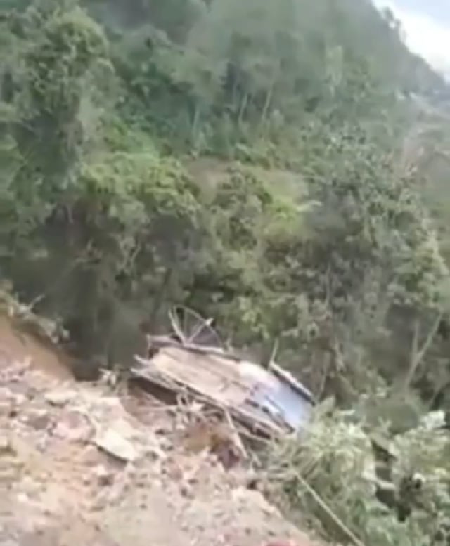 Viral rumah di Panatapan, Desa Aekopo, Sidikalang, Sumatera Utara, jatuh ke jurang akibat longsor. (Foto: Instagram/@medantalk)