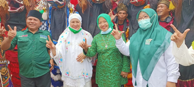 Lathifah Shohib (dua dari kanan). Foto: Tim Ladub