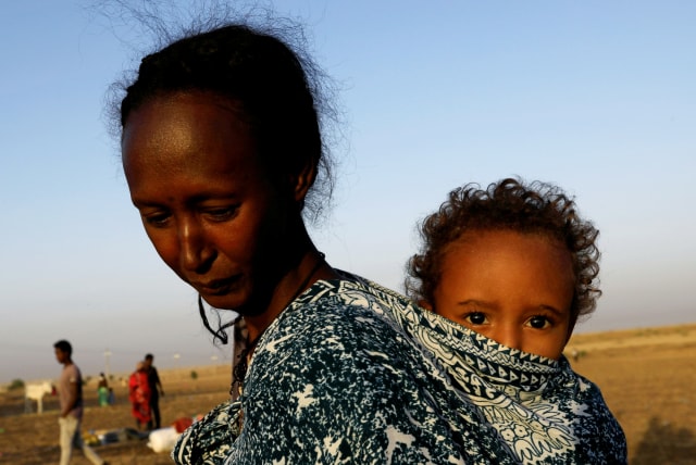 Seorang wanita dan anak asal Ethiopia. Foto: Mohamed Nureldin Abdallah/REUTERS