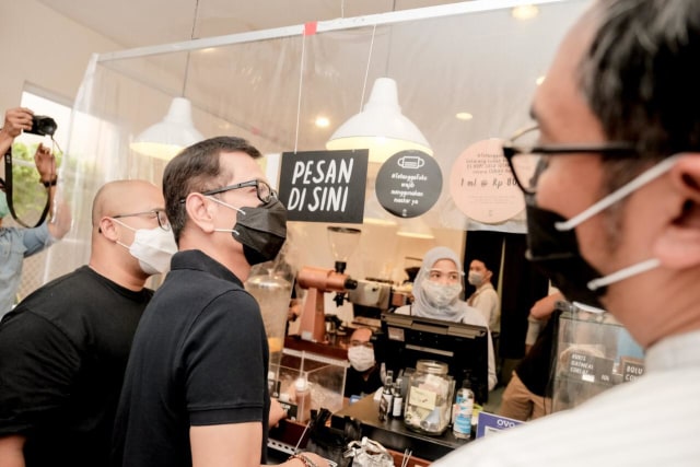 Menparekraf Wishnutama Kusubandio  berkunjung ke Toko Kopi Tuku di bilangan Cipete, Jakarta Selatan, Minggu (22/11) Foto: Dok. Kemenparekraf