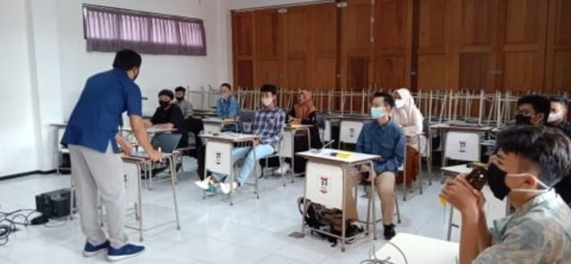 Siswa SMK Telkom Sandhy Putra Kota Malang saat menjalani uji coba pembelajaran tatap muka dengan adaptasi kebiasaan baru, pada Selasa (3/11/2020). Foto: Ulul Azmy