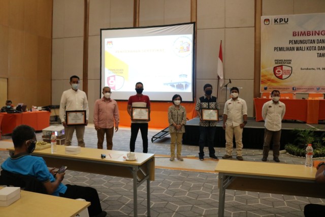 KPU Solo telah menyerahkan sertifikasi kepada 9 lembaga survei yang ada di Indonesia untuk membantu tahapan penyelenggaraan pemilihan Wali Kota Solo dan wakilnya pada Senin (23/11)
