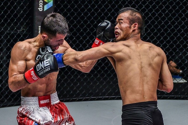 Aksi Aslanbek Zikreev (kiri) saat berhadapan dengan "olden Boy" Wang Junguang dalam laga puncak ONE: INSIDE THE MATRIX IV (ONE Championship)