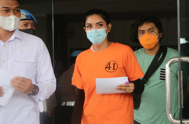 Artis Millendaru alias Millen Cyrus saat dihadirkan konferensi pers terkait penyalahgunaan narkoba di Polres Pelabuhan Tanjung Priok, Jakarta, Senin, (23/11). Foto: Ronny