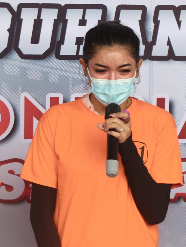 Artis Millendaru alias Millen Cyrus saat dihadirkan konferensi pers terkait penyalahgunaan narkoba di Polres Pelabuhan Tanjung Priok, Jakarta, Senin, (23/11). Foto: Ronny