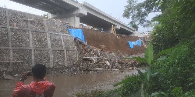 Plengsengan proyek Jembatan Kedungkandang sisi barat ambrol. Diduga, plengsengan ambrol pada Minggu malam (22/11/2020). Foto: Ulul Azmy