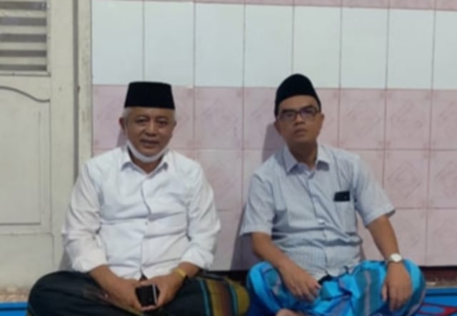 Sanusi bersama pengasuh Ponpes Darul Ulum. Foto: Sanusi Center