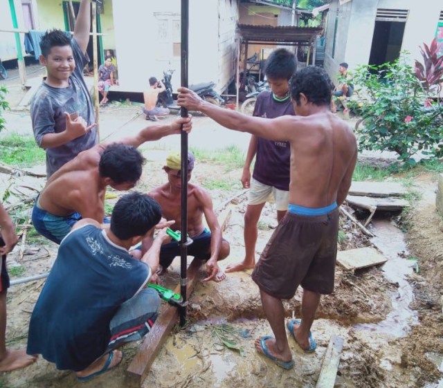 Warga membuat sumur bor (foto diambil sebelum pandemi COVID-19). Foto: Dok. Agro Andalan