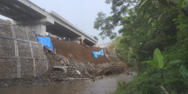 Plengsengan proyek Jembatan Kedungkandang sisi barat ambrol. Diduga, plengsengan ambrol pada Minggu malam (22/11/2020). Foto: Ulul Azmy
