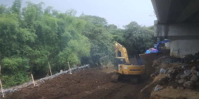 Pelaksana proyek Jembatan Kedungkandang saat melakukan pengurukan tanah pasca plengsengan ambrol, pada Senin (23/11/2020). Foto: Ulul Azmy