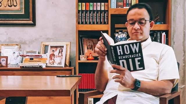 Gubernur DKI Jakarta, Anies Baswedan, membaca buku 'How Democracies Die' Foto: Twitter @aniesbaswedan