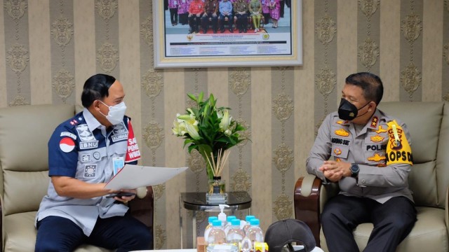 KEPALA Kantor Wilayah Kementerian Hukum dan HAM (Kakanwil Kemenkum HAM) Riau, Ibnu Chuldun dan Kapolda Riau Irjen Pol Agung Setya Imam Effendi, saat bertumu bahas narapidana kendalikan narkoba dari dalam Lembaga Pemasyakaratan (Lapas), Senin (23/11/2020). 