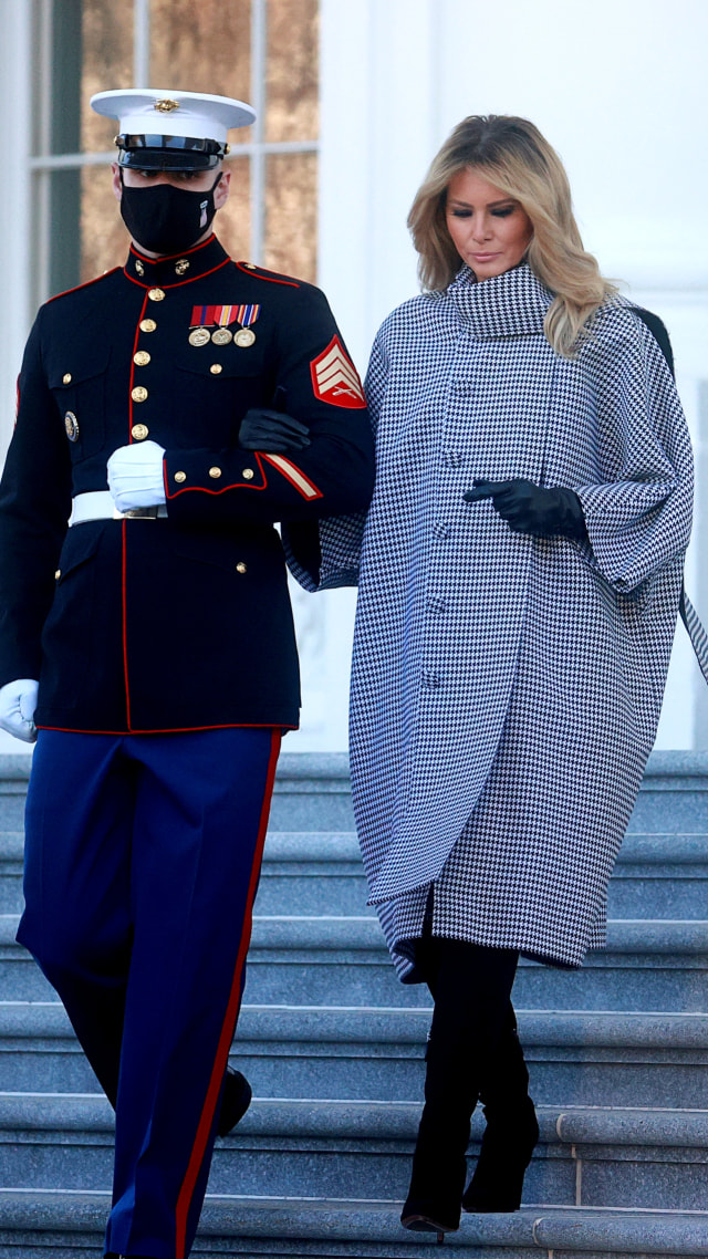 Ibu negara AS Melania Trump dikawal saat tiba untuk menyambut kedatangan Pohon Natal Gedung Putih, di luar Gedung Putih di Washington, AS, Senin (23/11). Foto: Hannah McKay/REUTERS