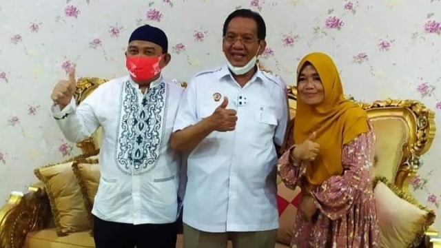 Ketua DPD Gerindra Sulteng Longki Djanggola (tengah) bersama tokoh masyarakat Bajo Parigi Moutong. Foto: Istimewa