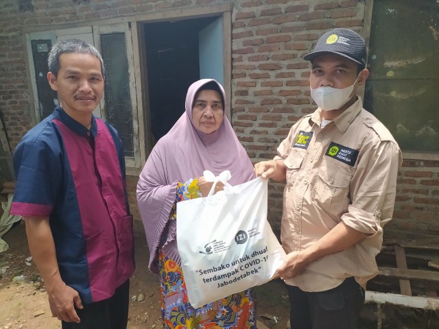 "Laznas Chevron Indonesia dan Kepedulian Tanpa Henti di Tengah Pandemi" - Muhammad Yunus (paling kanan), kepala TRC IZI menyalurkan langsung bantuan sembako dari Laznas Chevron Indonesia kepada penerima manfaat. Dok. IZI