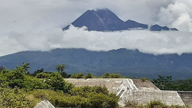 Gunung Merapi difoto dari Bronggang, Desa Argomulyo, Cangkringan, Sleman. Foto: Arfiansyah Panji Purnandaru/kumparan