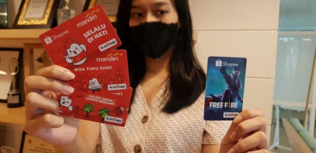 Bank Mandiri bersinergi dengan platform belanja daring Shopee, menerbitkan kartu e-money co-branding Shopee dan Garena Games. Foto: Dok. Bank Mandiri