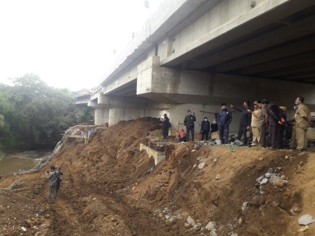 Anggota DPRD Kota Malang saat meninjau langsung lokasi ambrolnya plengsengan di proyek Jembatan Kedungkandang Kota Malang, pada Selasa siang (24/11/2020). Foto: Ulul Azmy