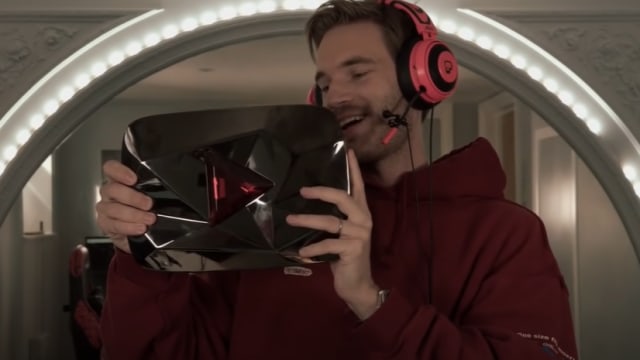 PewDiePie mendapat penghargaan Red Diamond Creator Award atas keberhasilannya meraih 100 juta subsribers. Foto: YouTube/PewDiePie