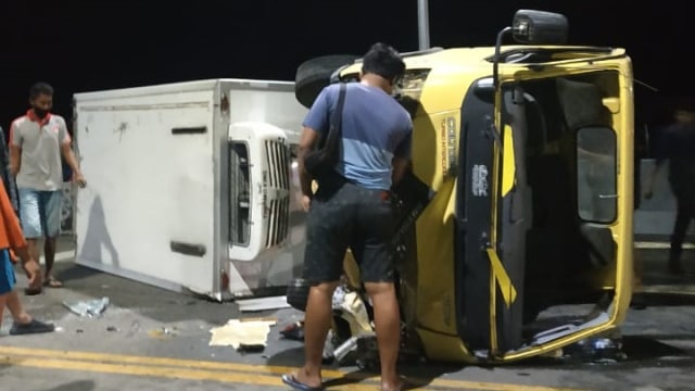 Satu unit mobil box mengalami kecelakaan tunggal saat melintasi jembatan flyover Pantoloan, Kota Palu, Senin (23/11) malam. Foto: Istimewa