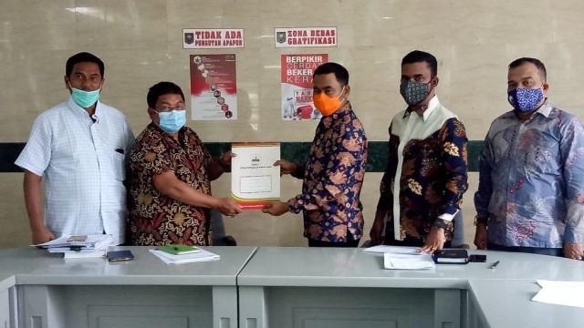Komisi V DPR Aceh menyerahkan Rancangan Qanun Pendidikan Kebencanaan kepada perwakilan Dirjen Otda Kemendagri.  