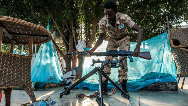 Seorang anggota Pasukan Khusus Amhara memegang senjatanya di Humera, Ethiopia. Foto: Eduardo Soteras/AFP