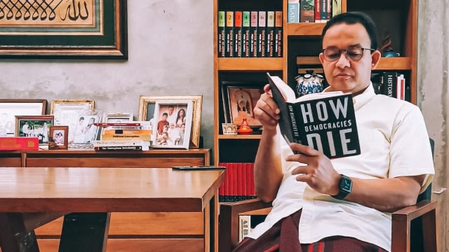 Anies Baswedan membaca buku How Democracies Die. Foto: Instagram/aniesbaswedan