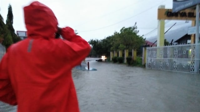 BPBD Padang tengah memantau kondisi genangan air yang terjadi disejumlah titik. Foto: BPBD