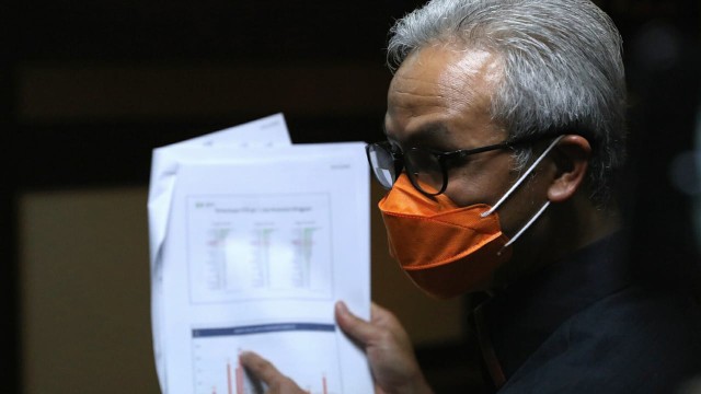 Gubernur Jateng Ganjar Pranowo menunjukkan data corona di daerahnya. Foto: Dok. Pemprov Jateng