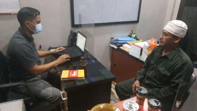 KETUA Front Pembela Islam (FPI) Pekanbaru, Husni Thamrin, saat diperiksa penyidik Polresta Pekanbaru, Selasa (24/11/2020). Penyidik menetapkan Husni Thamrin sebagai tersangka. 