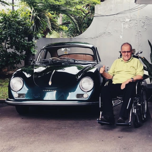 Helmy Sungkar dengan Porsche 356 milik Rifat Sungkar. Foto: dok. Rifat Sungkar