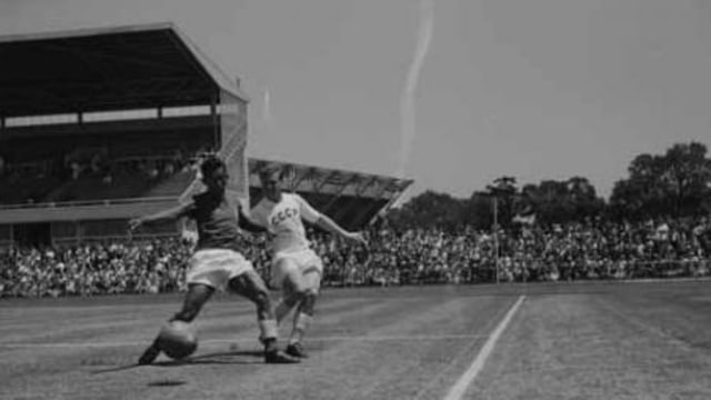 Aksi Ramang saat melawan Rusia dalam Olimpiade Melbourne 1956. Sumber : tribunnews.com