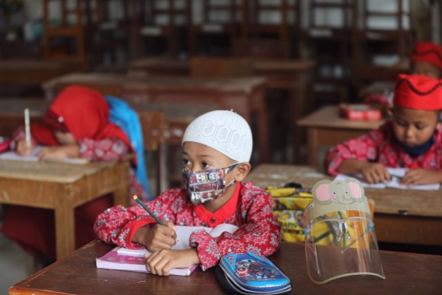 Siswa belajar tatap muka pada salah satu sekolah di Aceh Besar. Foto: Suparta/acehkini